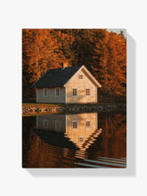 Diamantmaleri - Hus ved en sø med refleksioner i vandet