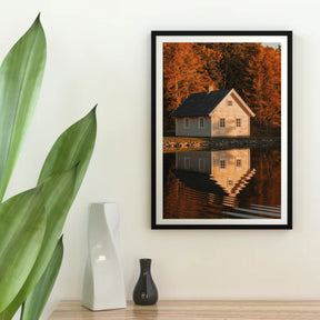 Diamantmaleri - Hus ved en sø med refleksioner i vandet